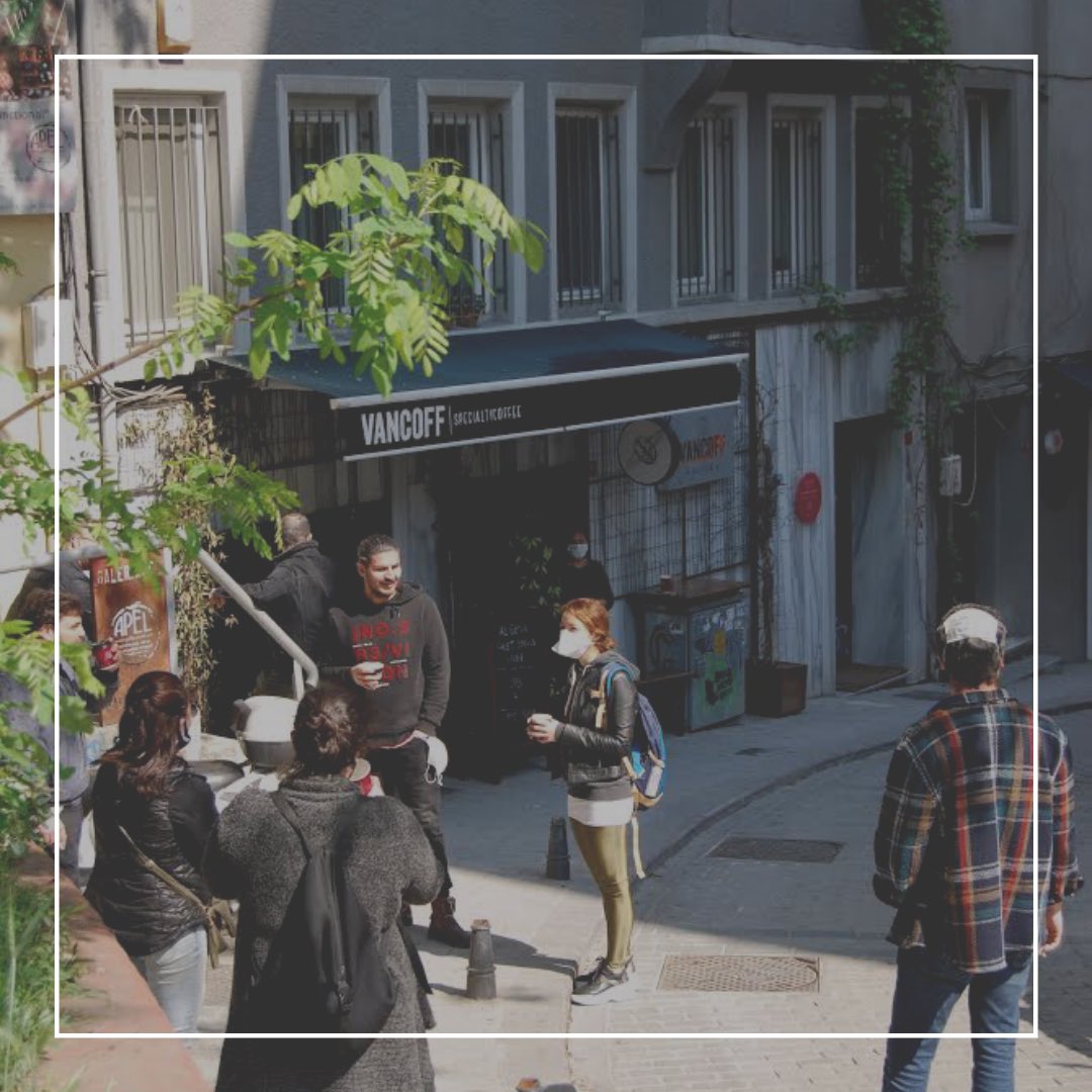 VancoffCoffee's tweet photo. Sosyal mesafe korumalı kahve içmenin kaç yıllık hatırı vardır?! 🌈☀️☕️
.
.
#vancoff #specialtycoffee #3rdwavecoffee #çukurcuma #cihangir #beyoğlu #socialdistance #coffeetogether https://t.co/mqOA3wjdyG