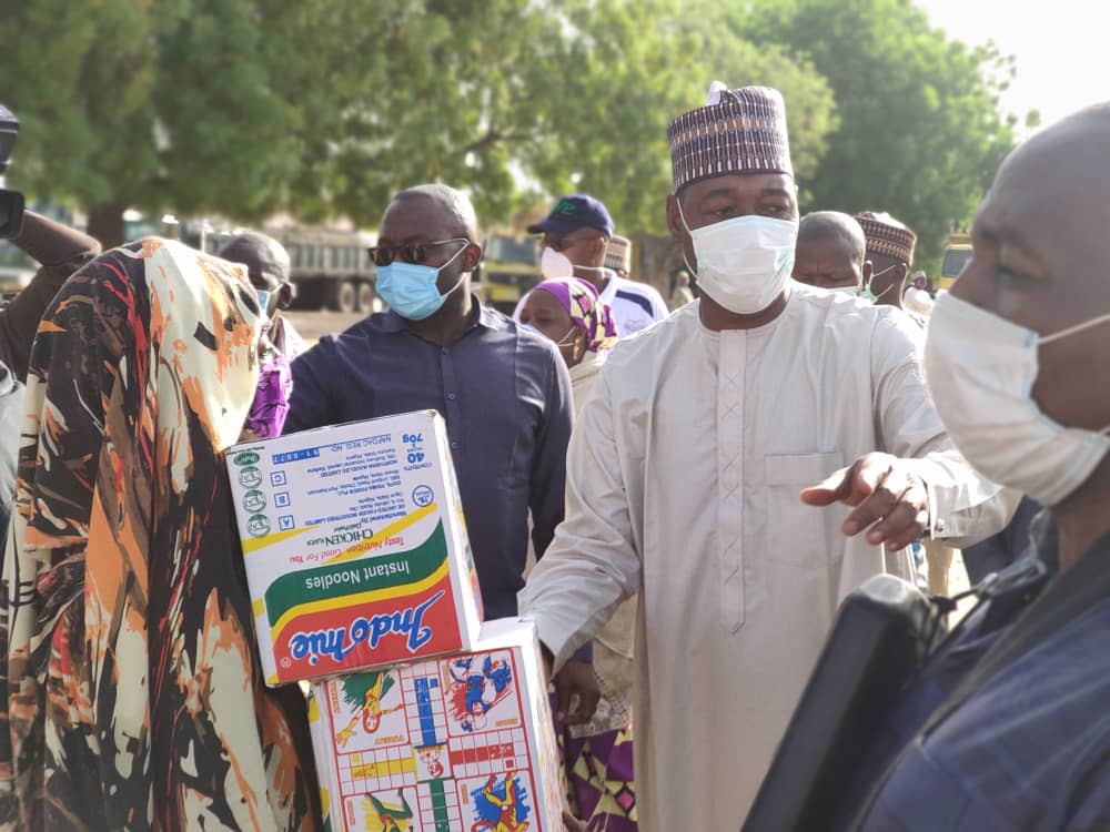 .@ProfZulum's palliatives shift to Jere; 4,000 get food in Bale-Galtimari, Maimusari.. https://t.co/wXApy5kiFI https://t.co/59XRwpyLhB