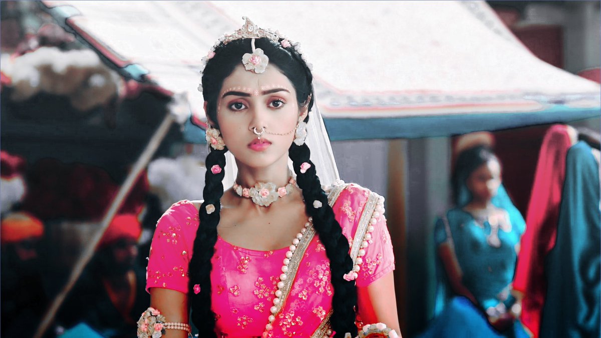 for a moment it felt like she had seen someone who was the reason, her heart was beating #RadhaKrishn