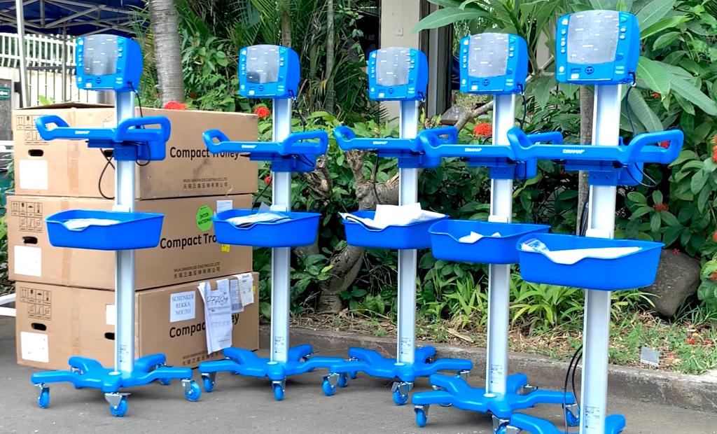 RotaryFR's tweet photo. Le @Rotary club de Beau Bassin-Rose Hill à l’Ile Maurice a fait don de machines d’assistance à la respiration et de moniteurs de signes vitaux (une valeur de 85 000 dollars) à leur hôpital local pour les patients atteints de COVID-19.
👉 https://t.co/Smdazfzh7H
#RotaryAgit https://t.co/VX9EelOjok
