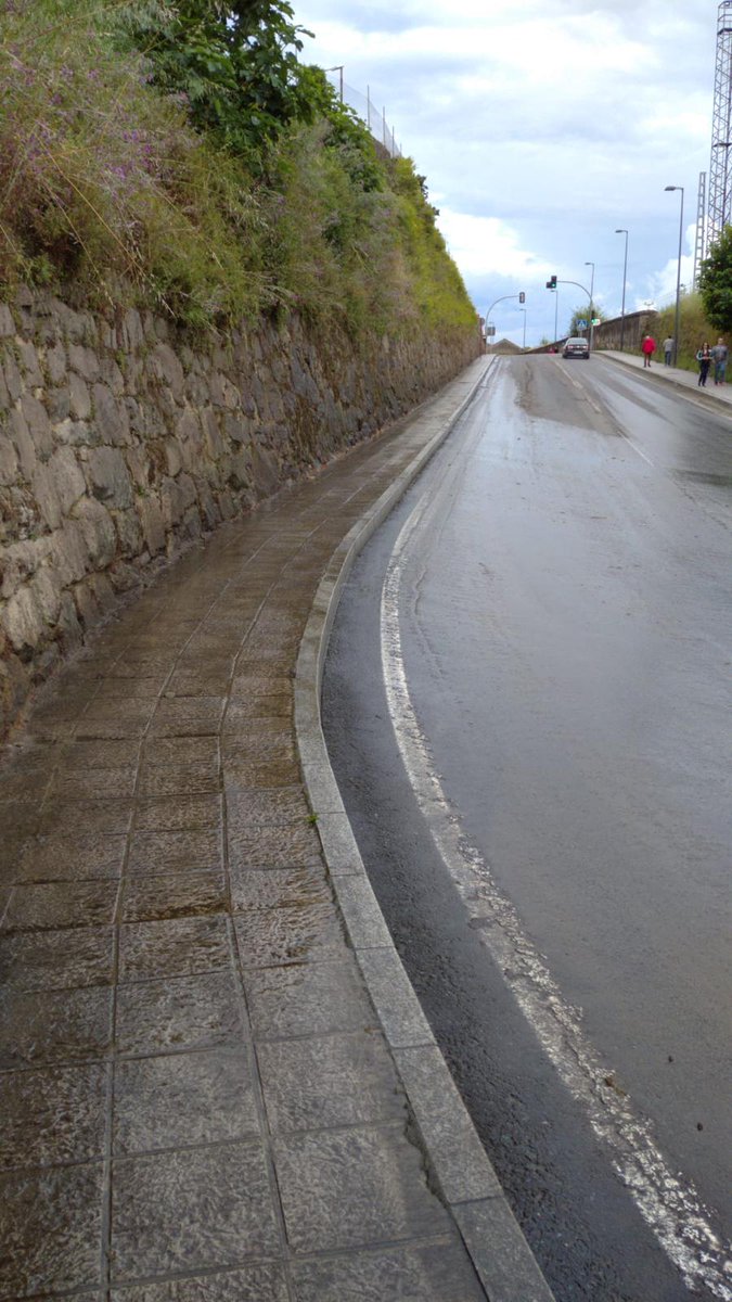 OurenseConcello's tweet photo. O Concello traballa na roza e limpeza de máis de 500.000 m2 da cidade e do seu perímetro rural. As ribeiras dos ríos Miño, Lonia, Barbaña e Barbañica, espazos urbanos coma a avenida Otero Pedrayo... e así ata 70 puntos puntos de intervención e de mellora. https://t.co/tLP8FlhcBW