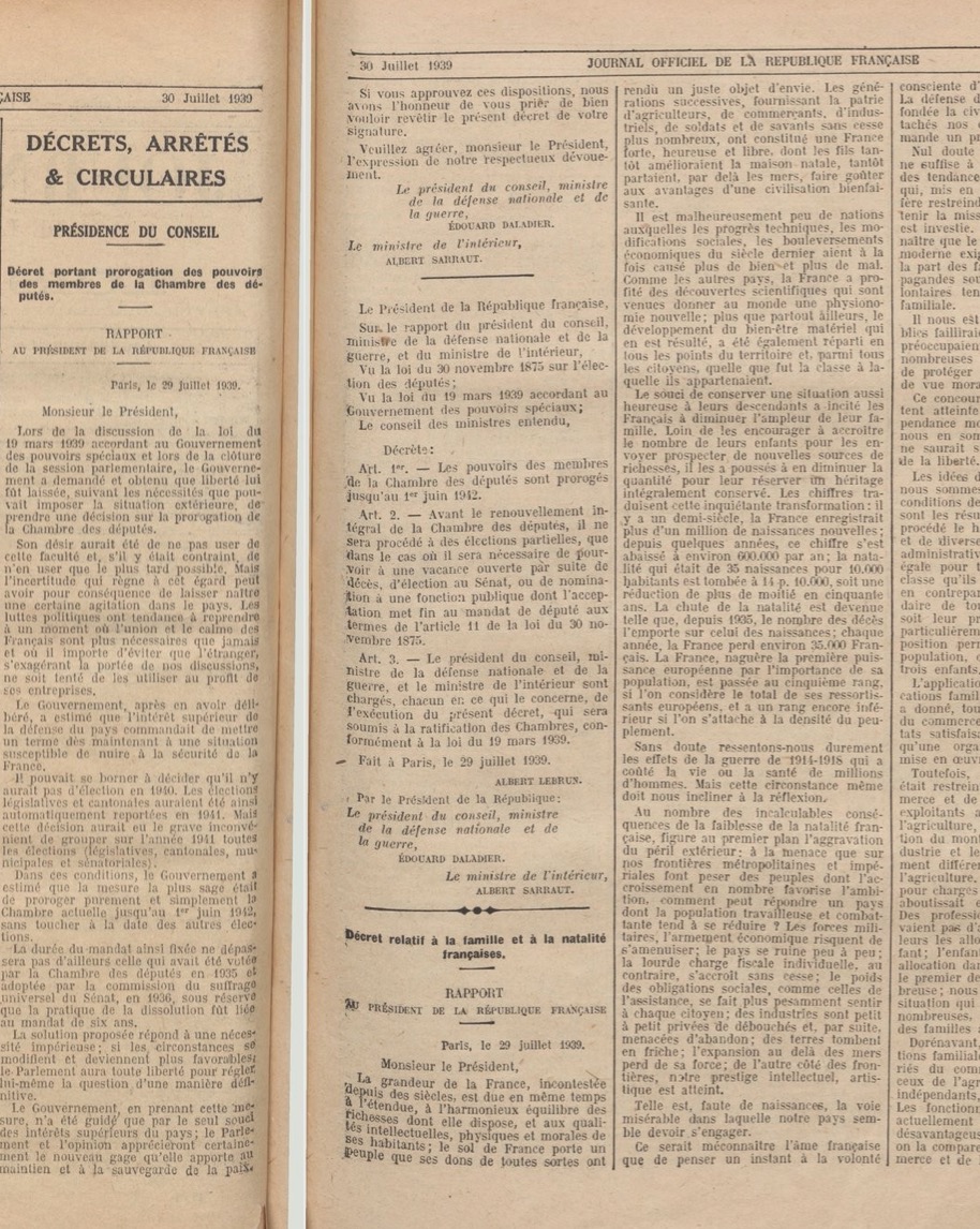 Poursuivant un objectif nataliste, le Décret-Loi du 29 juillet 1939 étend le bénéfice des Allocations Familiales à l’ensemble de la population active, salariée ou non, de même qu’aux personnes en inactivité forcée pour cause de maladie ou de chômage https://gallica.bnf.fr/ark:/12148/bpt6k6551338k/f3.item