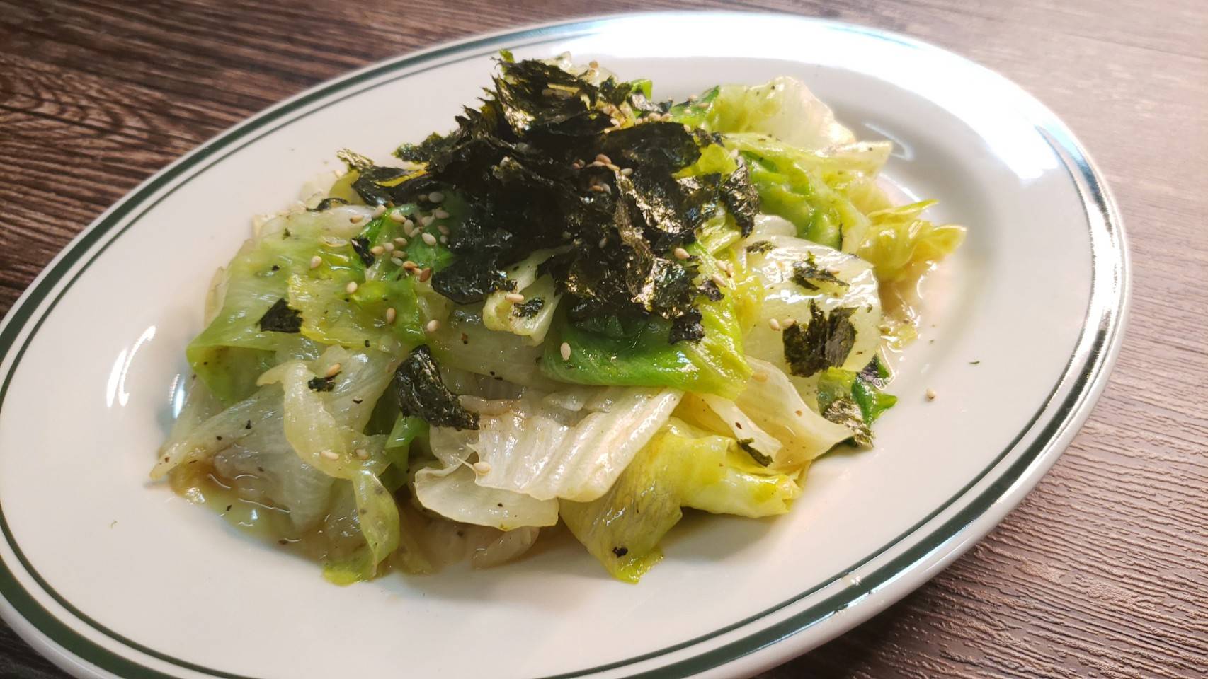 リュウジ 料理のおにいさんバズレシピ レタスはサラダだけの野菜じゃない 白だしでサッと炒めるとご飯も酒もガンガンいける絶品な一皿になるのです やみつきレタス炒め フライパンにごま油小2を熱し レタス半玉0g 白だし大さじ1 おろしにんにく リュウジ 料理のおにいさんバズレシピ レタスはサラダだけの野菜じゃない 白だしでサッと炒めるとご飯も酒もガンガンいける絶品な一皿になるのです やみつきレタス炒め フライパンにごま油小2を熱し レタス半玉0g 白だし大さじ1 おろしにんにく