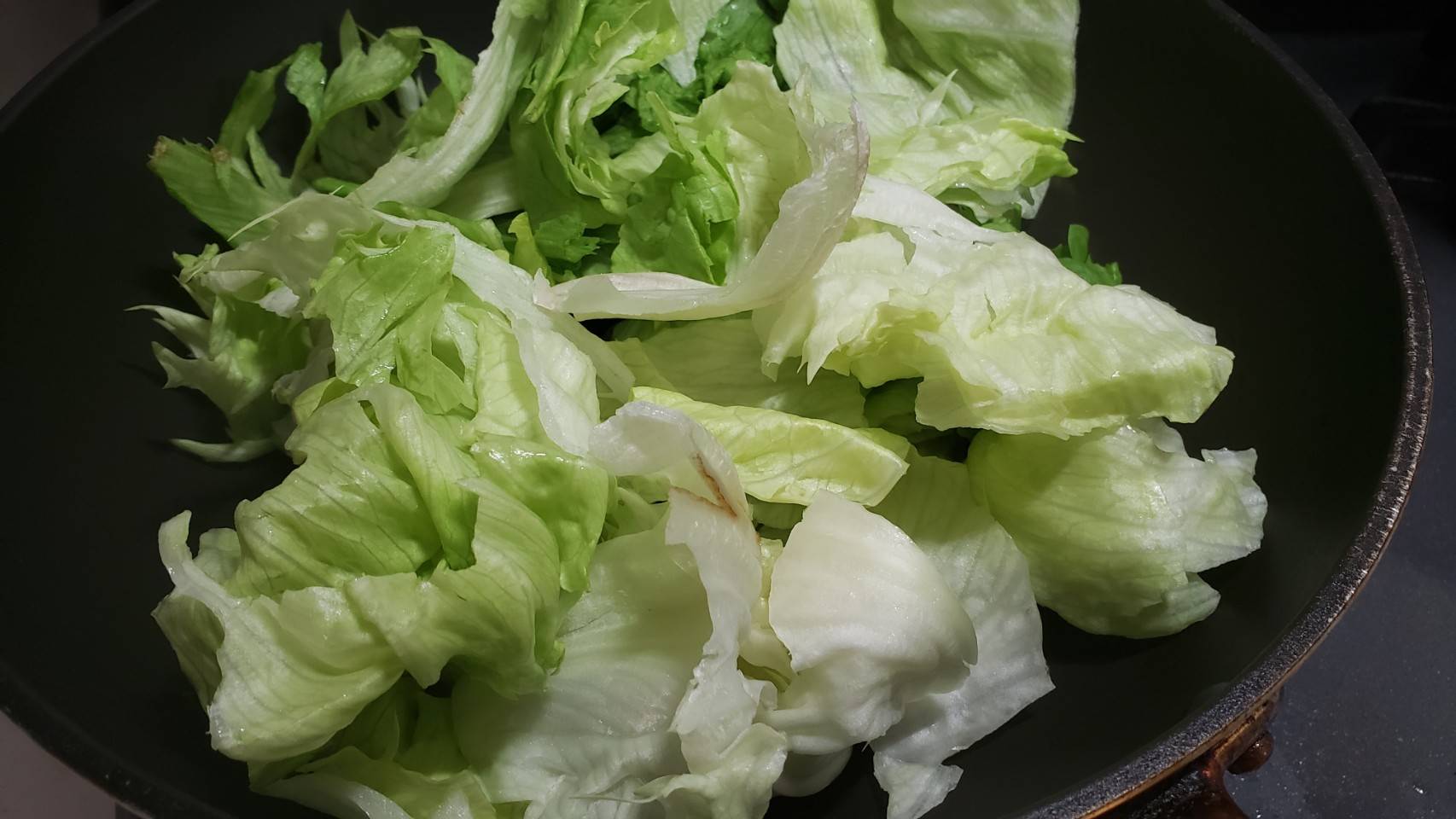 リュウジ 料理のおにいさんバズレシピ レタスはサラダだけの野菜じゃない 白だしでサッと炒めるとご飯も酒もガンガンいける絶品な一皿になるのです やみつきレタス炒め フライパンにごま油小2を熱し レタス半玉0g 白だし大さじ1