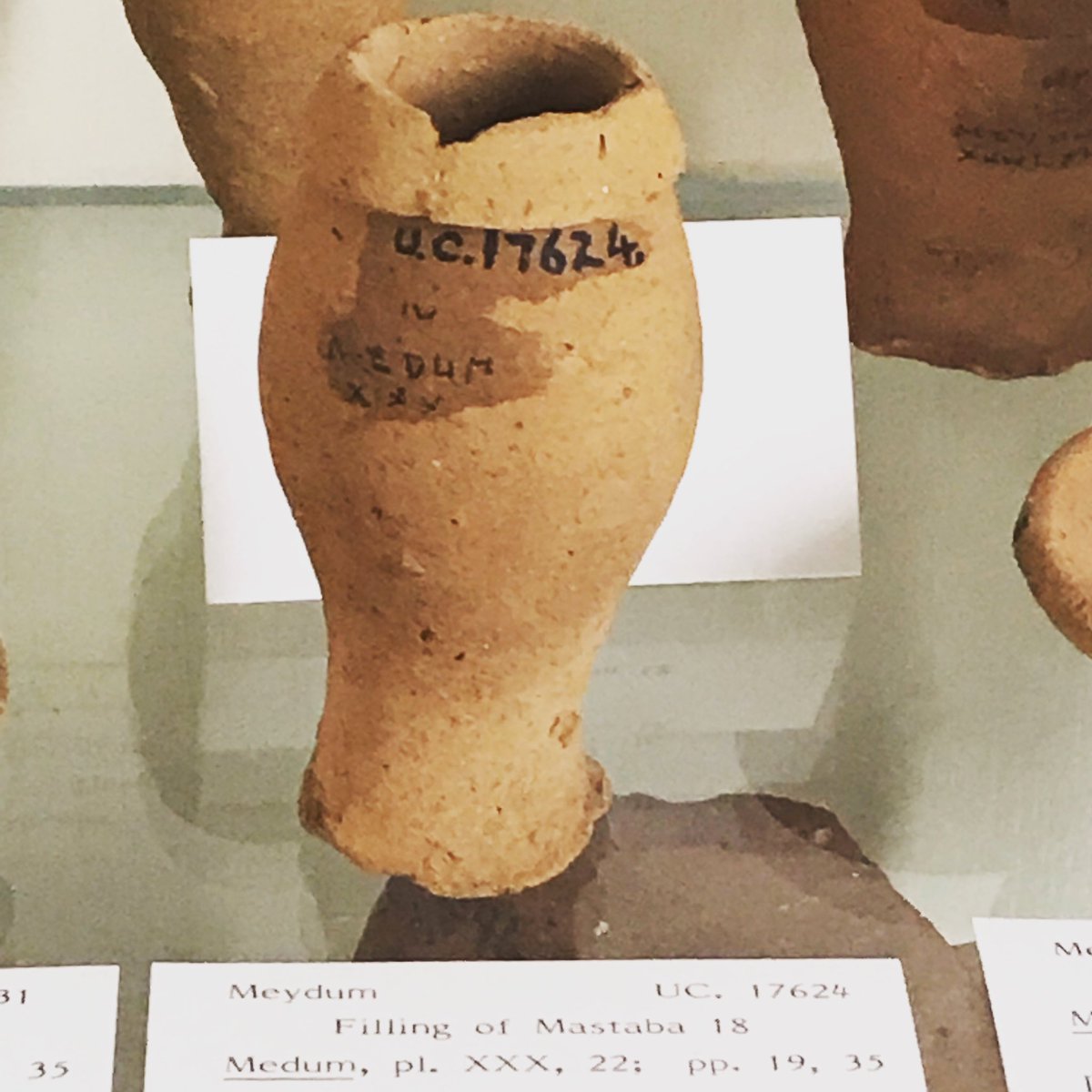 (3) Here we have some lovely pottery. To the left (brown/black) Badarian, centre (with ostriches, or flamingos?) Naqada and on the right, this little lovely is from Meydum. The first 2 date to the Neolithic, not sure on dates for the last pot  #MuseumsUnlocked  @PetrieMuseEgypt