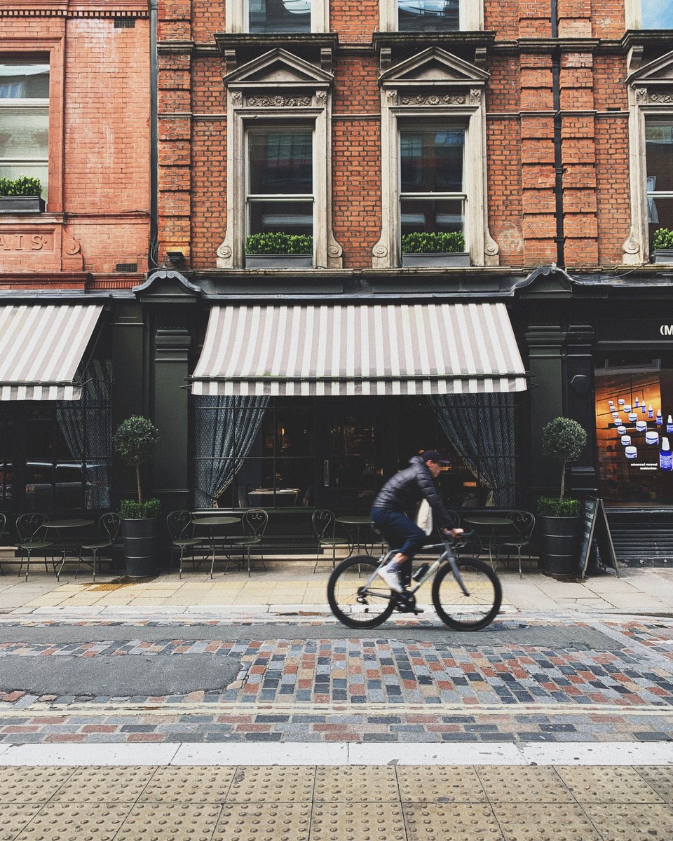 One from our winter archives. Exploring Seven Dials is one of our favourite pastimes. We love our 'hood. 🏙️