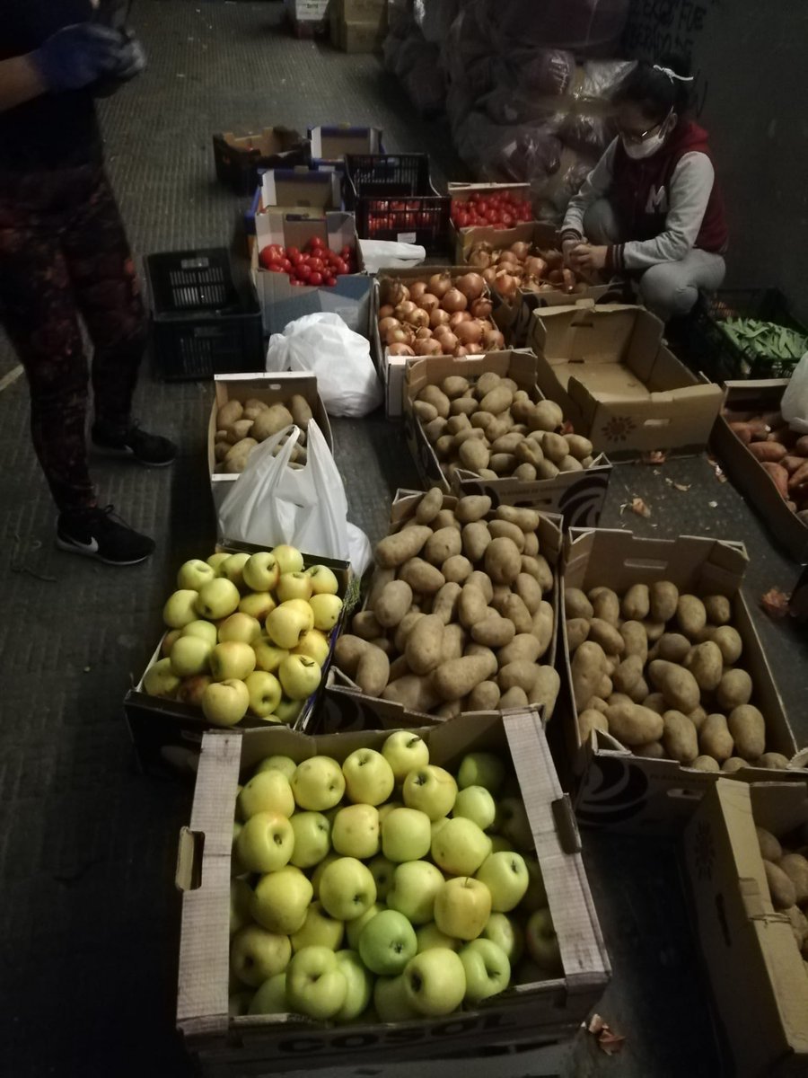 asamcarabanchel's tweet photo. Que una familia no tenga ahorros para poder pasar ni un mes es un claro ejemplo del #CapitalismoSalvaje en el que vivimos, vivienda inaccesible, trabajo precario... por eso mas que nunca #RedesvecinalesQueAlimentan, para no dejar a nadie en el camino
https://t.co/YQCJVoo4Zj https://t.co/VjdhelDc5j