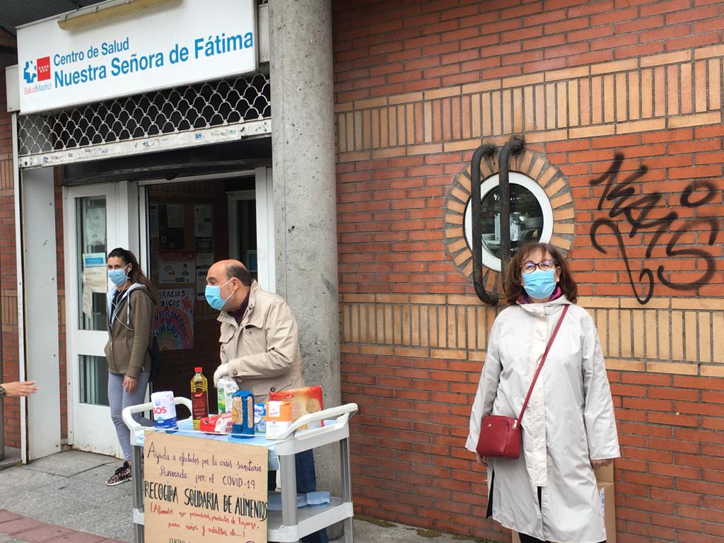 FRAVM's tweet photo. Las #RedesVecinalesQueAlimentan hoy a más de 20.000 personas en #Madrid capital muestran a las claras la necesidad urgente de que las administraciones destinen muchos más recursos para hacer frente a la crisis derivada del #COVID19 https://t.co/hIZBQUJUvX https://t.co/SC5PqkzdCA
