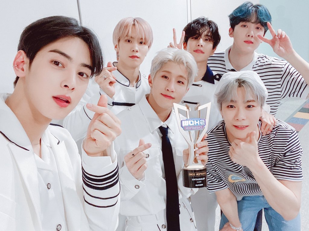 ASTRO_Staff's tweet photo. [#아스트로]
⏳200513 MBC M #쇼챔피언 ⏳

🏆#ASTRO_Knock1stWin 🏆
6명의 뿌앵이들💦아스트로의 빛이 돼주어서 감사해요✨
모든 것은 아로하로 인해 이뤄졌어요
앞으로도 아스트로와 함께 꽃길만 걸어요🌸💜

#ASTRO #AROHA
#GATEWAY #Knock #널찾아가
#케이팝_긴장해_아스트로_Knock_컴백 https://t.co/GfThOoC5Ji