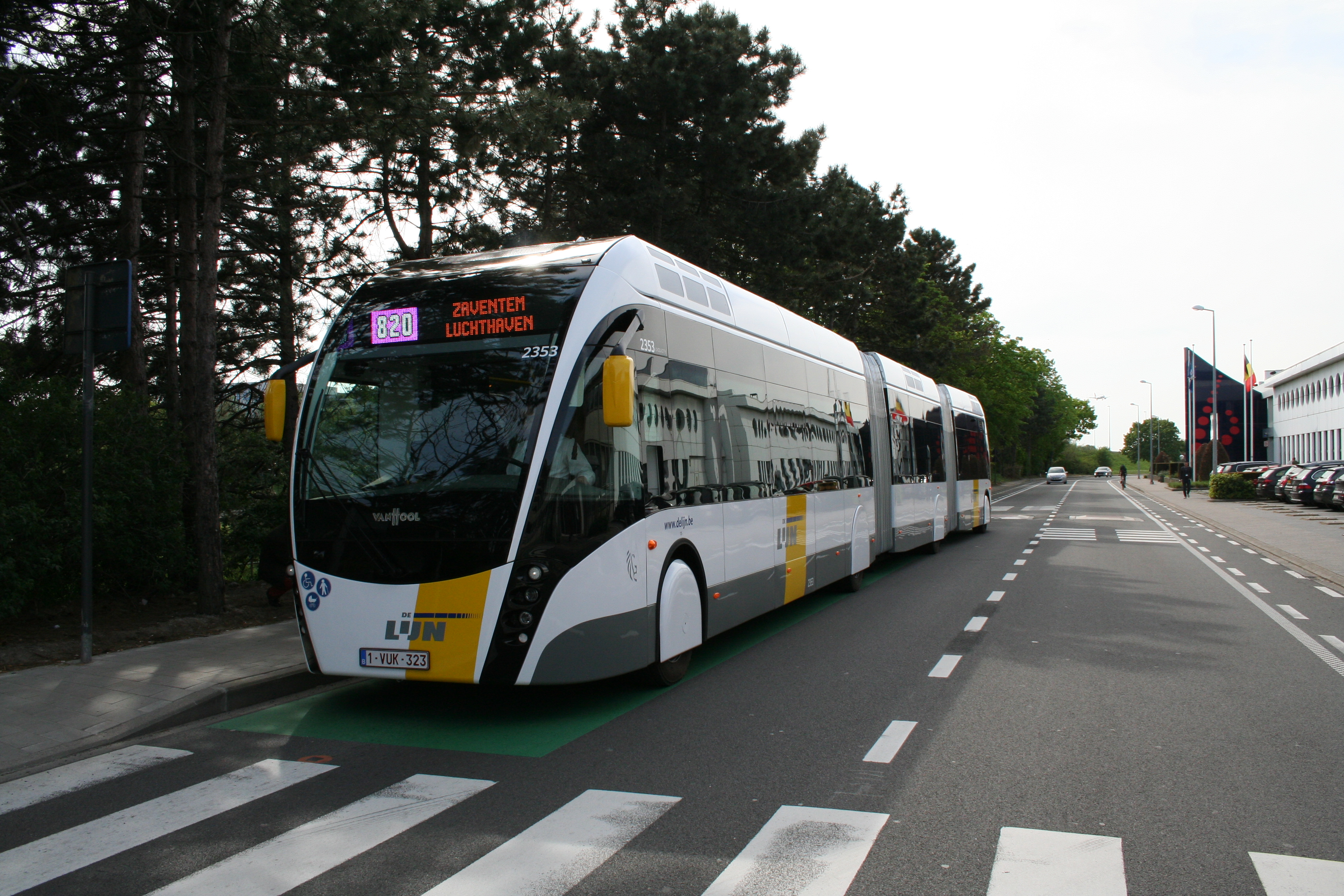 Detecteerbaar Gasvormig Onderscheid De Lijn on Twitter: "#VlaamseRand #Ringtrambus #MijnLijnAltijdInBeweging  Vanaf 28 juni rijdt de trambus op lijn 820 tussen het UZ Brussel en de  luchthaven van Zaventem. In de zomermaanden, met een frequentie om