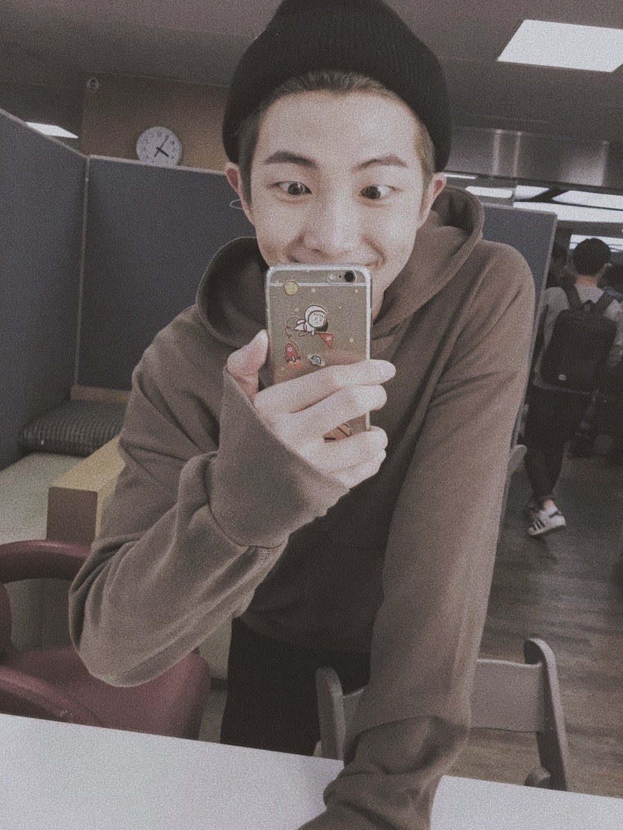 koosfairydust's tweet photo. [namkook au] •age swap•

au where jungkook is a “college student” and namjoon’s in his last year of highschool when he overhears people say “namjoon is d*mb, so his boyfriend is probably just controlling him for sex” what people don’t know is that- jungkook is a mafia leader. https://t.co/L0hqXHTWgT