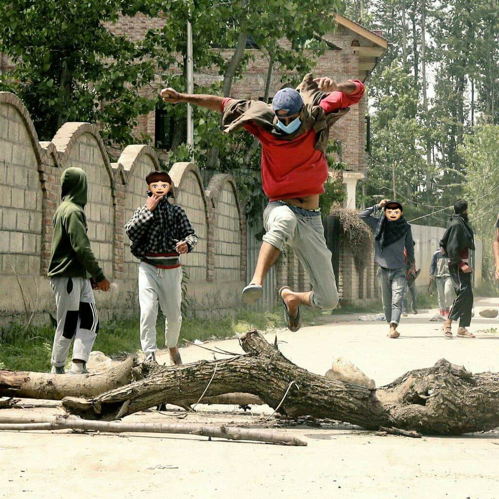 ashraf_wani's tweet photo. clashes erupted in #makhama #beerwa in #Budgam after killing of civilian #Kashmir 
pic Kashmir zoom https://t.co/D7TF6KCJUB