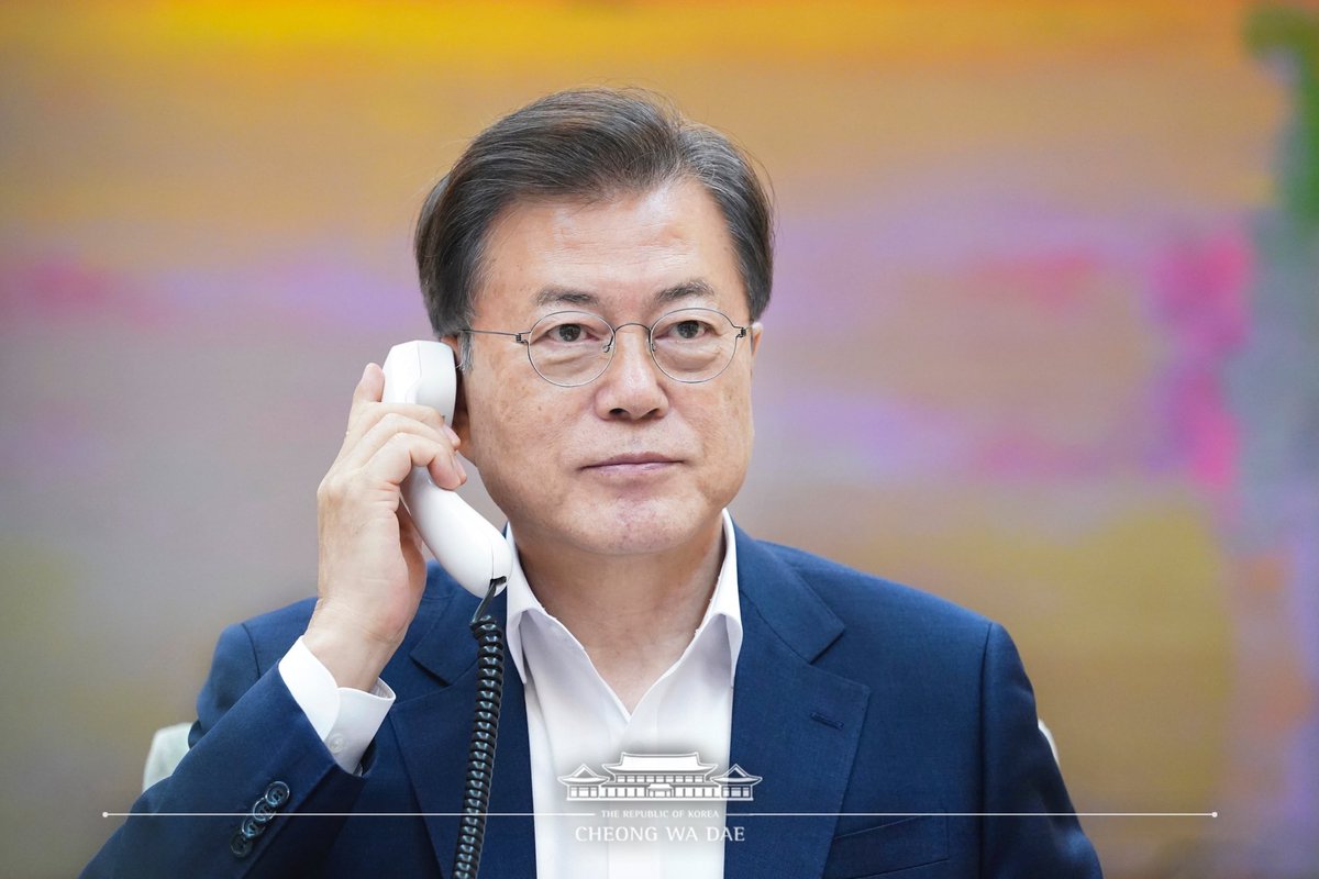 TheBlueHouseKR's tweet photo. 문재인 대통령은 13일 오후 9시부터 9시34분까지 시진핑 중국 국가주석의 요청으로 전화통화를 했습니다. 양 정상은 통화에서 자국 내 코로나19 대응상황을 각각 설명하면서 양국 간 방역협력이 효과적으로 이뤄지고 있는 점을 평가했습니다.

#코로나19_세계가함께극복 #정상간통화_32번째 https://t.co/KDQ7oxrhdY