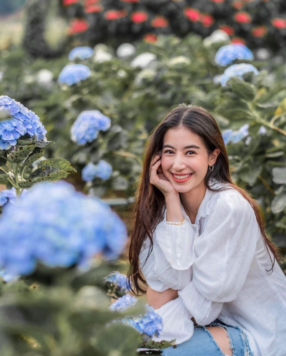 เห็นแท็ก #มิ้นต์ชาลิดา ขึ้นเทรนละนึกถึงตอนงานบอลช่องที่คนชมเรื่องเต้นจนขึ้นเทรน ตอนนั้นถามเมนว่าได้ดูทวิตมั้ยแท็กขึ้นเทรนด้วย เมนเอามือทาบอกแล้วตอบกลับมาว่าเห็นแล้วตกใจมากนึกว่าโดนด่าอีกแล้วแล้วก็หัวเราะ เนี่ยะนางเป็นคนที่คิดบวกมากๆคนนึงเลยนะ อยากให้ทุกคนเปิดใจให้เมนเราเยอะๆ ☺️❤️