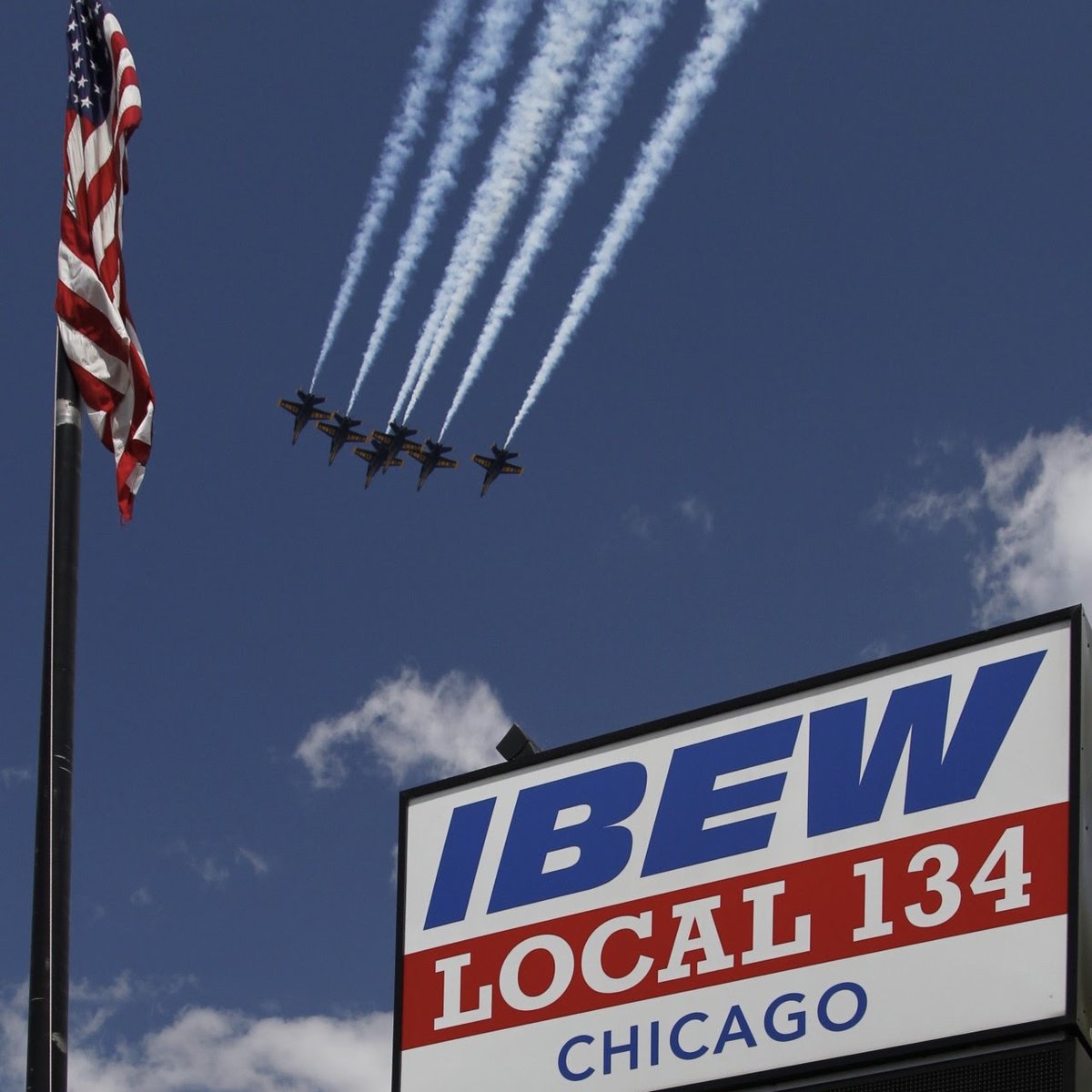 PoweringChicago's tweet photo. There are lots of great photos of the @BlueAngels visit to #Chicago yesterday to honor essential workers during the #COVID19 pandemic, but it's hard to beat what feels like a personal thank you to the @IBEW Local 134 #electricians continuing to power Chicago each and every day. https://t.co/pmsn9dunJZ
