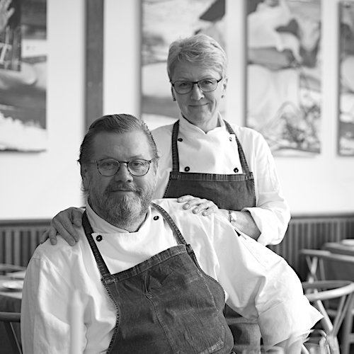 troelso's tweet image. Nyt podcast hvor Lisbeth og Bo Jacobsen fortæller om deres dans med kriserne, senest hvordan de imødegik corona krisen med diner transportable.  borsen.dk/service/podcast