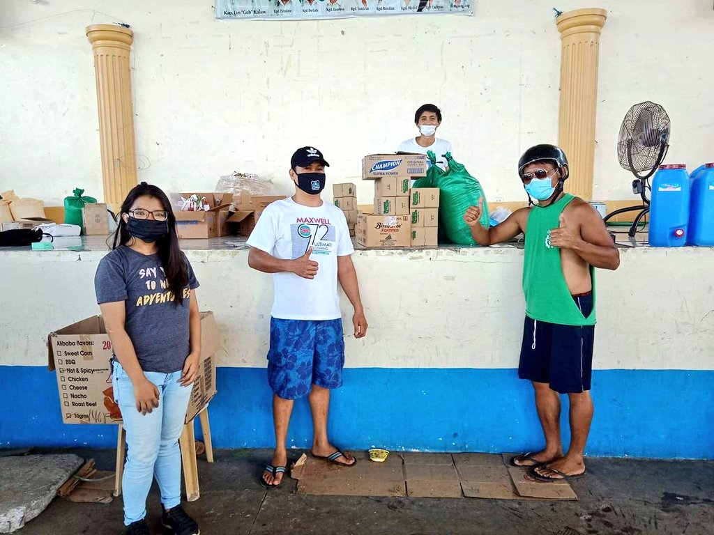 stpbuplb's tweet photo. Ngayong araw ay nakapaghatid tayo ng tulong sa ating mga kapitbahay sa ating Campus! Nakapag-abot tayo ng tulong sa porma ng instant food, 3 sacks of rice, 1 box ng chocolate powdered drink, at detergent bars sa mga pamilyang nakatira sa likod ng Jollibee Grove.
#TaskForceCURE https://t.co/DlN22UhODi