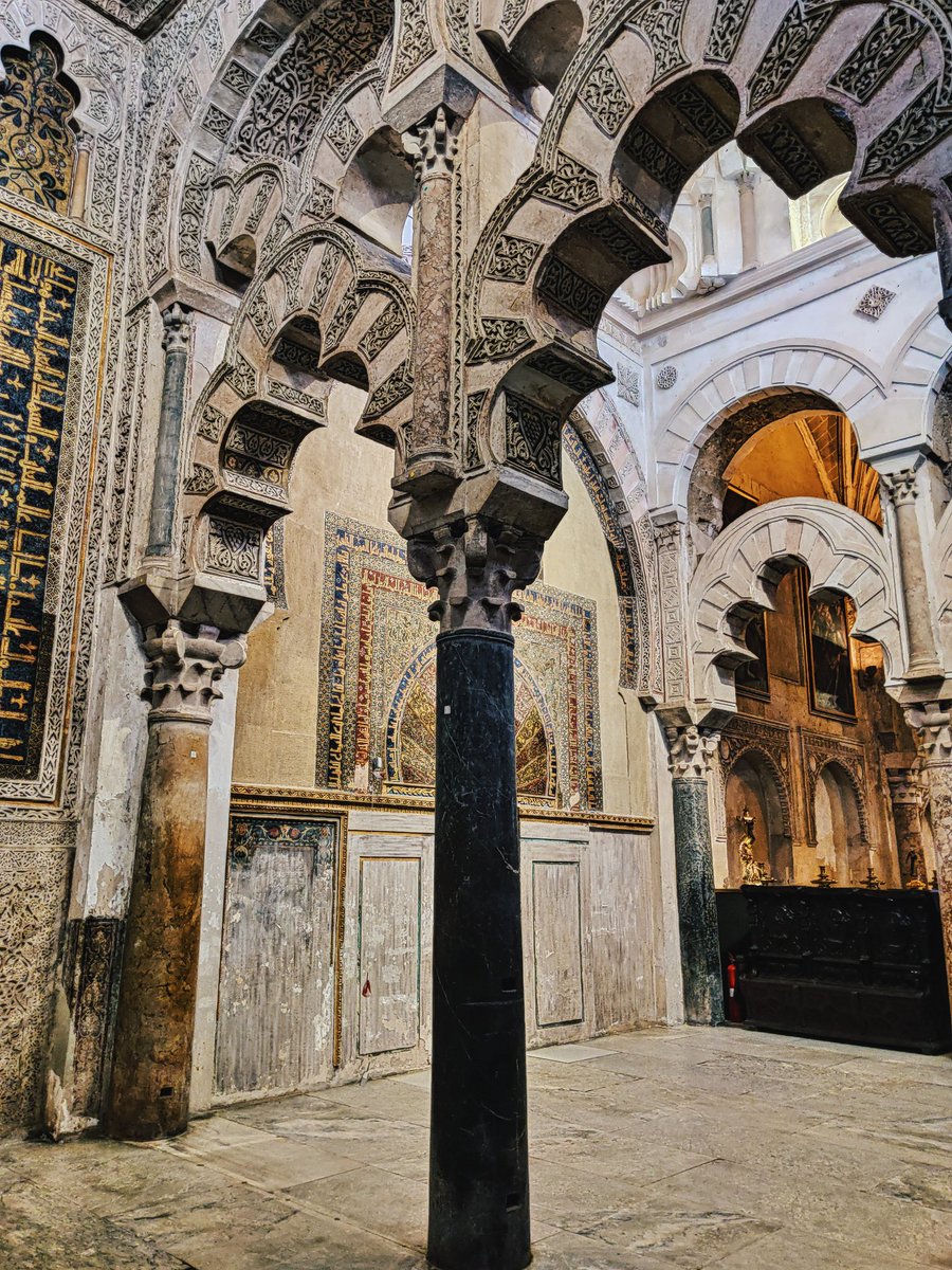 Tapi ada one section of the Mezquita where its muslim influence hasn't been removed, it's the Mihrab.