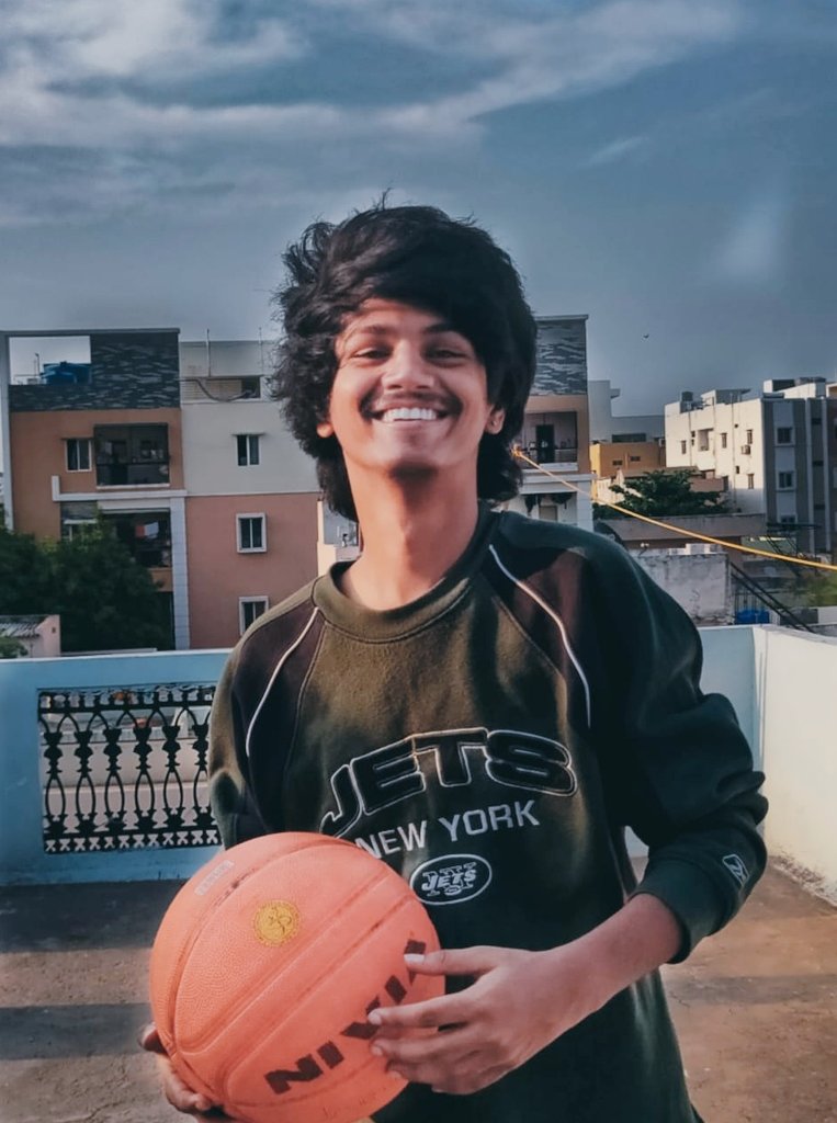 __Yash_im__'s tweet photo. #lockdownlife #day50 #quarantinedairies #basketball #candidpics #moodybrown #messyhair https://t.co/kKLIUYzZHW