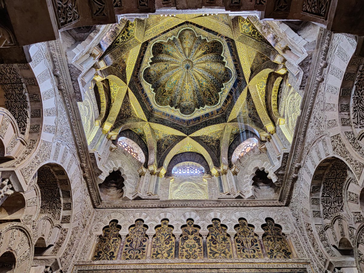 Tapi ada one section of the Mezquita where its muslim influence hasn't been removed, it's the Mihrab.