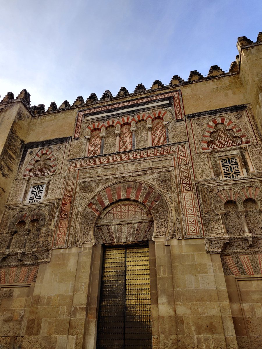 This is one of the doors of the Mezquita, it is known as the Golden Door, sebab time sunset, dia punya sunlight will reflect on the door.Next, Puerta de Almodovar, the main entrance of the town.The third picture would Puerta del Puente, next to the bridge.