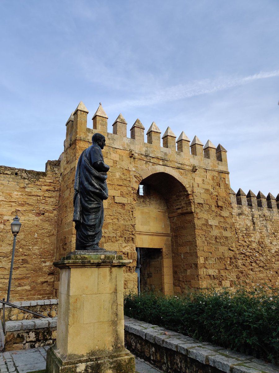 This is one of the doors of the Mezquita, it is known as the Golden Door, sebab time sunset, dia punya sunlight will reflect on the door.Next, Puerta de Almodovar, the main entrance of the town.The third picture would Puerta del Puente, next to the bridge.