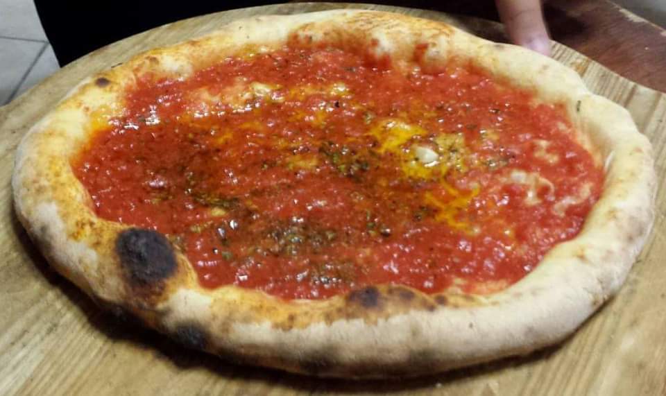 pa_dipi's tweet photo. Ecco a voi con orgoglio la mia prima #pizzastg. Era il 2014. Una semplice #marinara, cotta in forno a legna. Inizio di tante belle soddisfazioni. #pizza #pizzanapoletana #pizzalover #pizzaverace #pizzatop #pizzaislife #pizzapic #bestpic #picoftheday https://t.co/V8ud5LcOc6