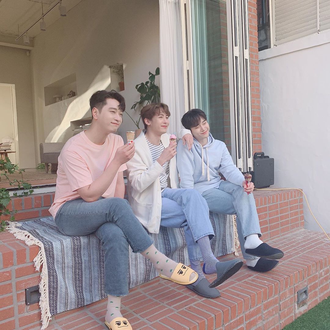 2PMChile's tweet photo. {13.05.2020}
Actualización del IG de #2PM con #Nichkhun #Junho y #Chansung
@.real_2pmstagram
GRHC porque el clima es bueno⛅️
⠀
#🐨🐧🍌
#2pmstagram
*Hermosos! 😍 https://t.co/SoP3hXaMZq