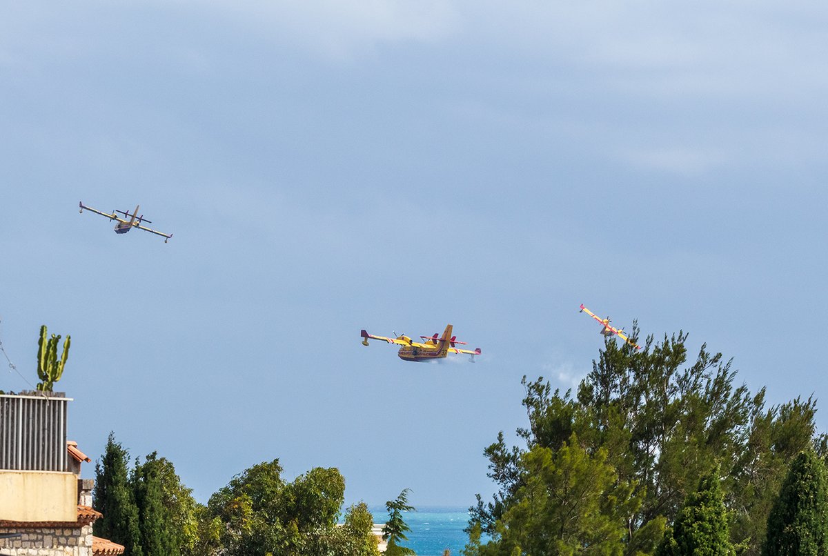 Yves06160's tweet photo. #SécuritéCivile  
Exercices #canadaire dans la baie #antibesjuanlespins. @Nice_Matin. https://t.co/GUWj4ShDRN