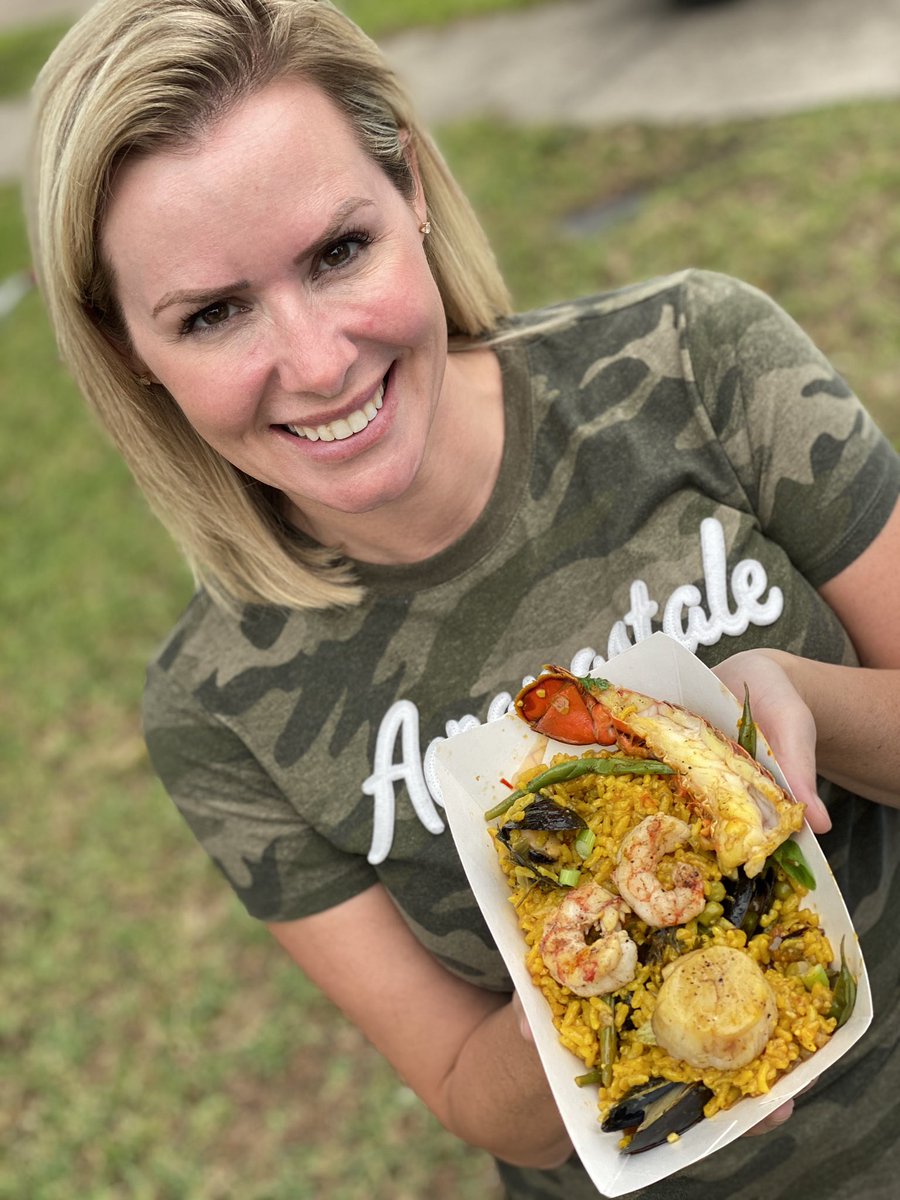 ChicksSmoke's tweet photo. Here’s the Seafood paella I was telling y’all about. It had mussels, shrimp, scallops and lobster halves. I’m not huge on seafood, but my husband and neighbors LOVED it! #chicksthatsmoke #sucklebusters https://t.co/fePHXayXkT