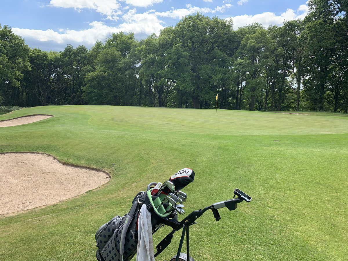 SimonLander's tweet photo. What an absolute pleasure to be back on the fairways @MarketDraytonGC https://t.co/layi2x46ek