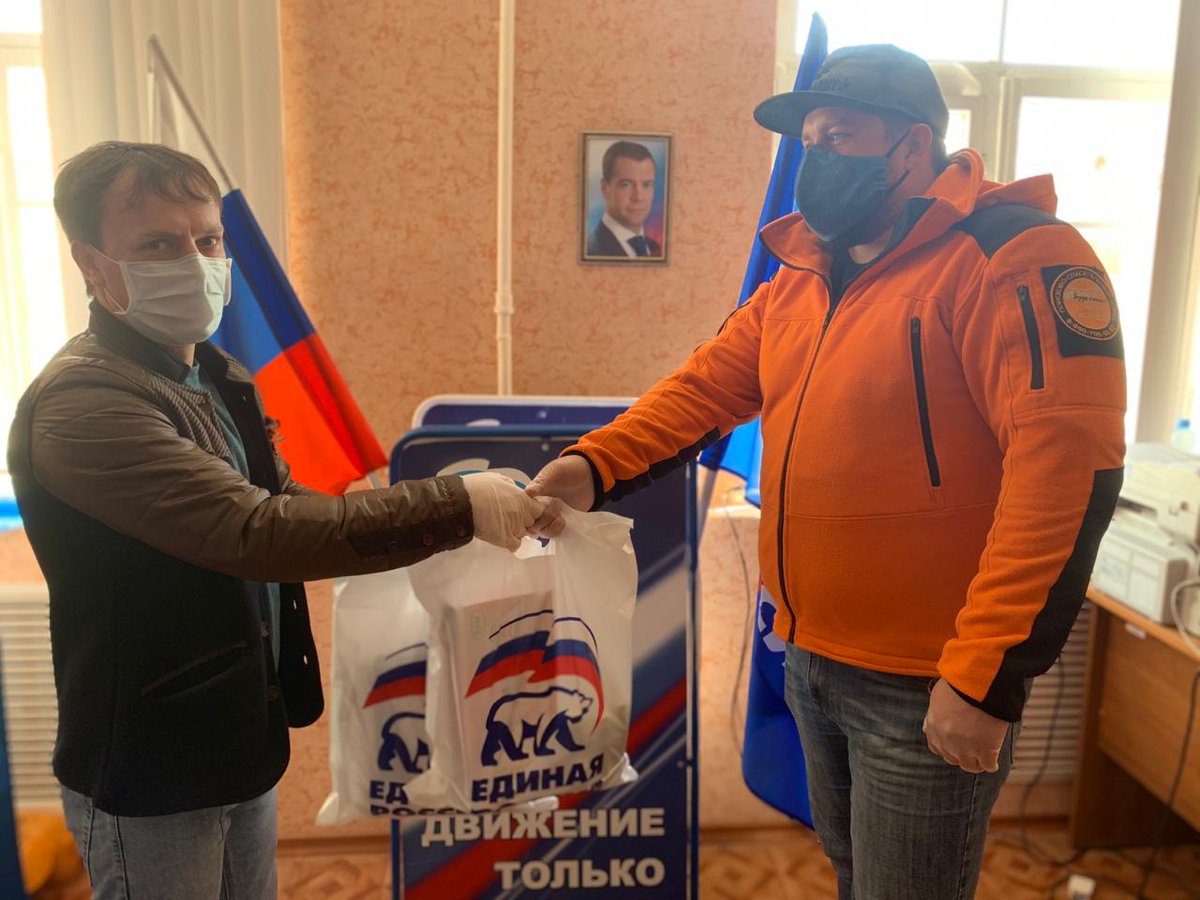 DAAN0905's tweet photo. 13 мая, по инициативе В.Н. Никонова, председателя Совета депутатов г. Ельца, ПСО «Лиза Алерт» в Липецкой области были вручены многоразовые маски, одноразовые медицинские перчатки и антисептик, которые были приобретены депутатами от фракции «ЕДИНАЯ РОССИЯ». https://t.co/m1xVuRbskm