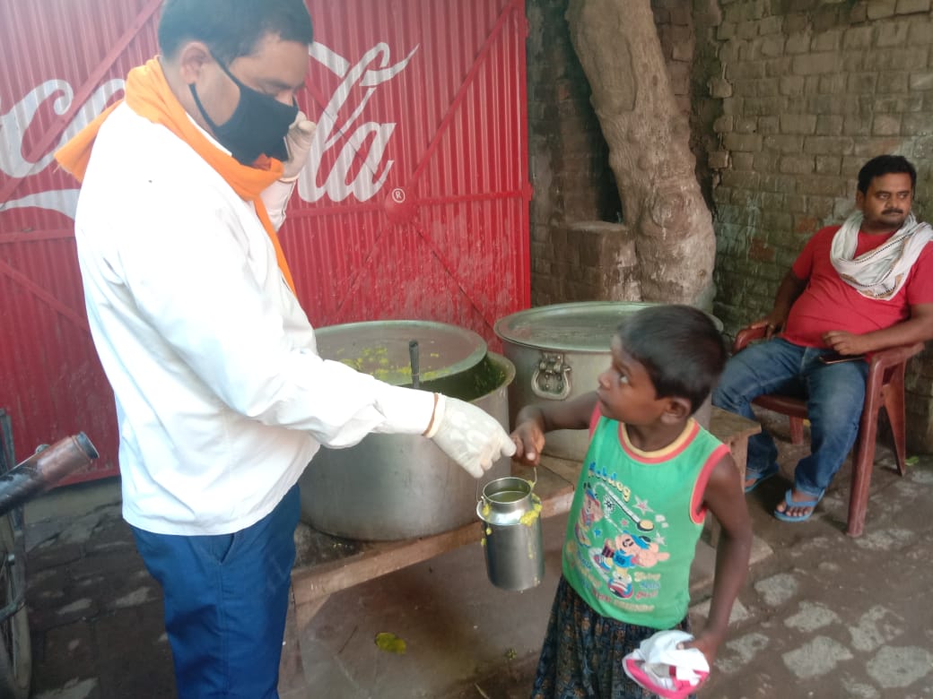 ArvindK57113574's tweet photo. लगातार 30वां दिन
कोई भूखा ना रहे अभियान के तहत मित्रों के सहयोग से विभिन्न जगह से आए  हुए जरूरतमंदों के बीच भोजन वितरण किया गया .
#IndiaFightsCorona
#BiharFightsCorona
#DighaVidhanSabha
#Bjp4bihar https://t.co/AqmgNXLOoU