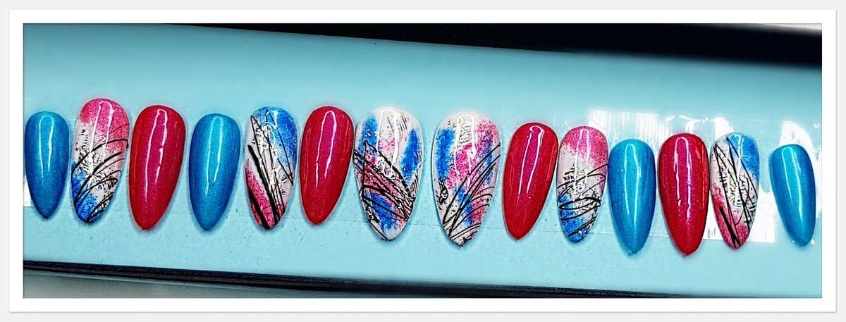 AvrilRobson12's tweet photo. Another design from my range of hand painted press on gel nails. Go to @AvrilRobsonSalon for more info
#lockdownmanicure #pressonnails https://t.co/Be8XGYBvCF