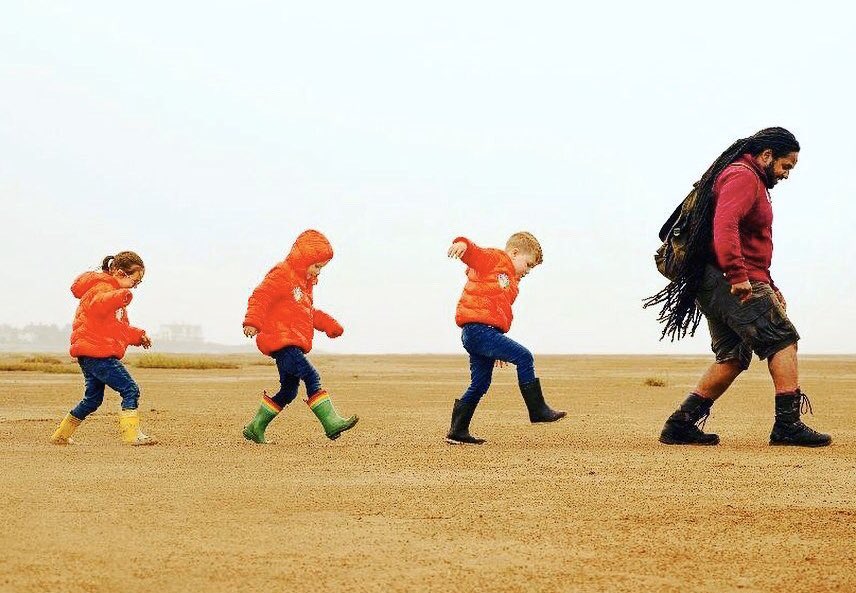 Прогулка в парке летом. Летние каникулы. Did you go for a walk. Let's go fo a walk фото. A family go for a walk.