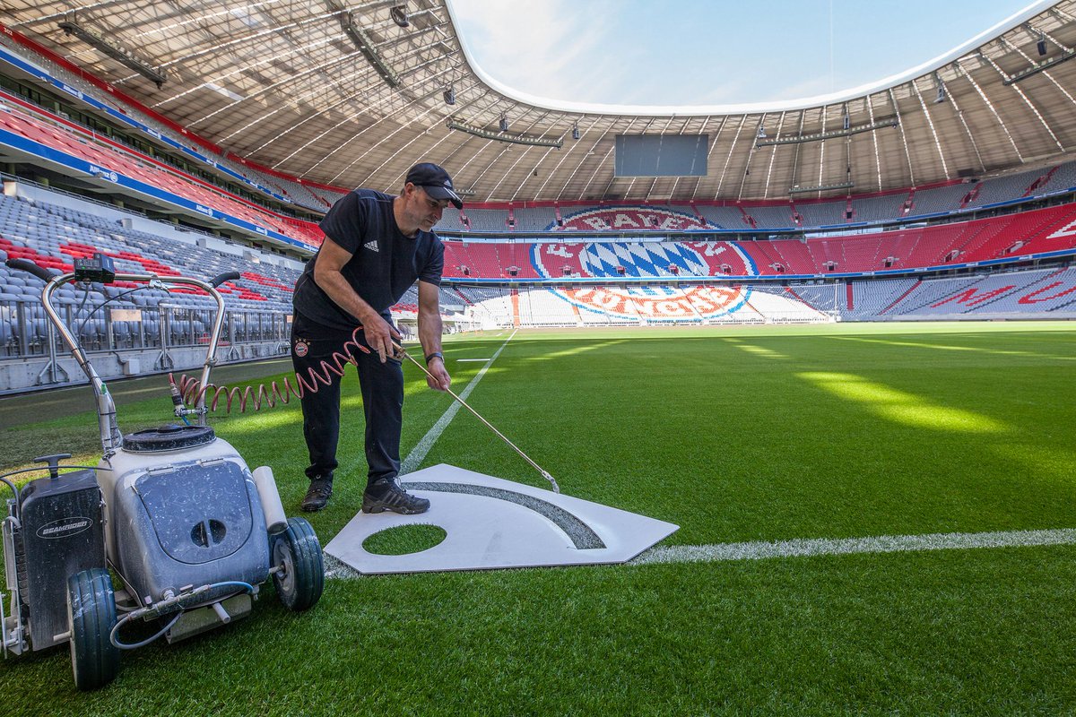 FCBayernES's tweet photo. ¡Nuestra cancha se va vistiendo de gala! ✂️🏟 

#MiaSanMia #Bundesliga https://t.co/W4V7M49jW0