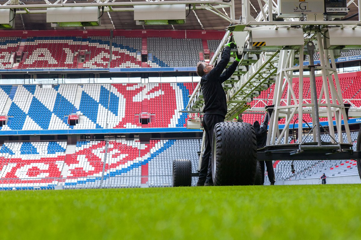 FCBayernES's tweet photo. ¡Nuestra cancha se va vistiendo de gala! ✂️🏟 

#MiaSanMia #Bundesliga https://t.co/W4V7M49jW0