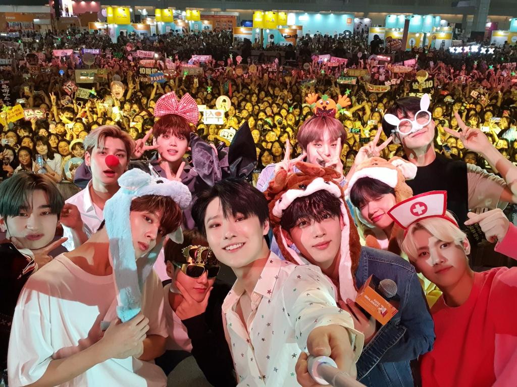 momjkteamilk's tweet photo. วงนี้มาด้วยมั้ยคะ??? #KCON2020 #KCON2020THAILAND ต้องเอาเค้ามาด้วยนะคะ!!!! https://t.co/aP6JtPivIB