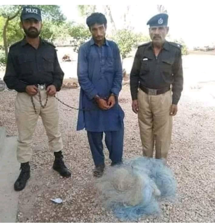 پاکستان کی تاریخ کا سب سے بڑا چور گرفتار۔
👈پاکستان کی پولیس 8 ارب کی گندم چوری کرنے والوں کو تو گرفتار نہ کرسکی، اور لاک ڈاؤن میں بچوں کا پیٹ بھرنے کے لیئے سمندر سے مچھلی پکڑنے والے غریب کو بہادر پولیس نے گرفتار کرلیا۔
تو پاکستانیوں بجاؤ تالیاں😭