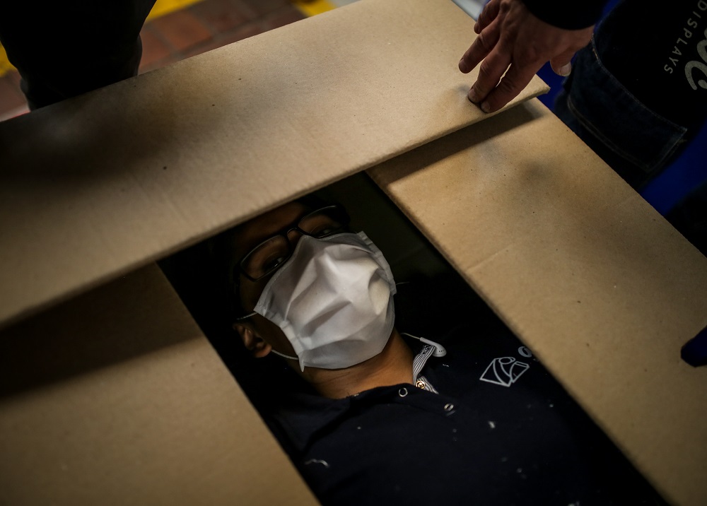 BluRadioCo's tweet photo. #Galería Fabrican en Bogotá cama de hospital que se convierte en ataúd por COVID-19 → https://t.co/wnqXut6jsW #MañanasBLU https://t.co/8gpxLeBl9O