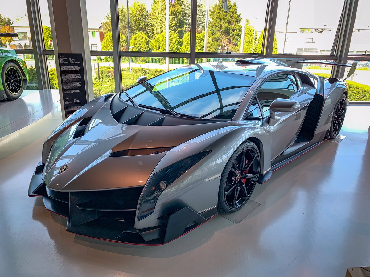 CatTappo's tweet photo. A5. I think the pointy things are the best #MotorValley @CSRRacing VENENO 😻😻😻 https://t.co/p20hVRQ155
