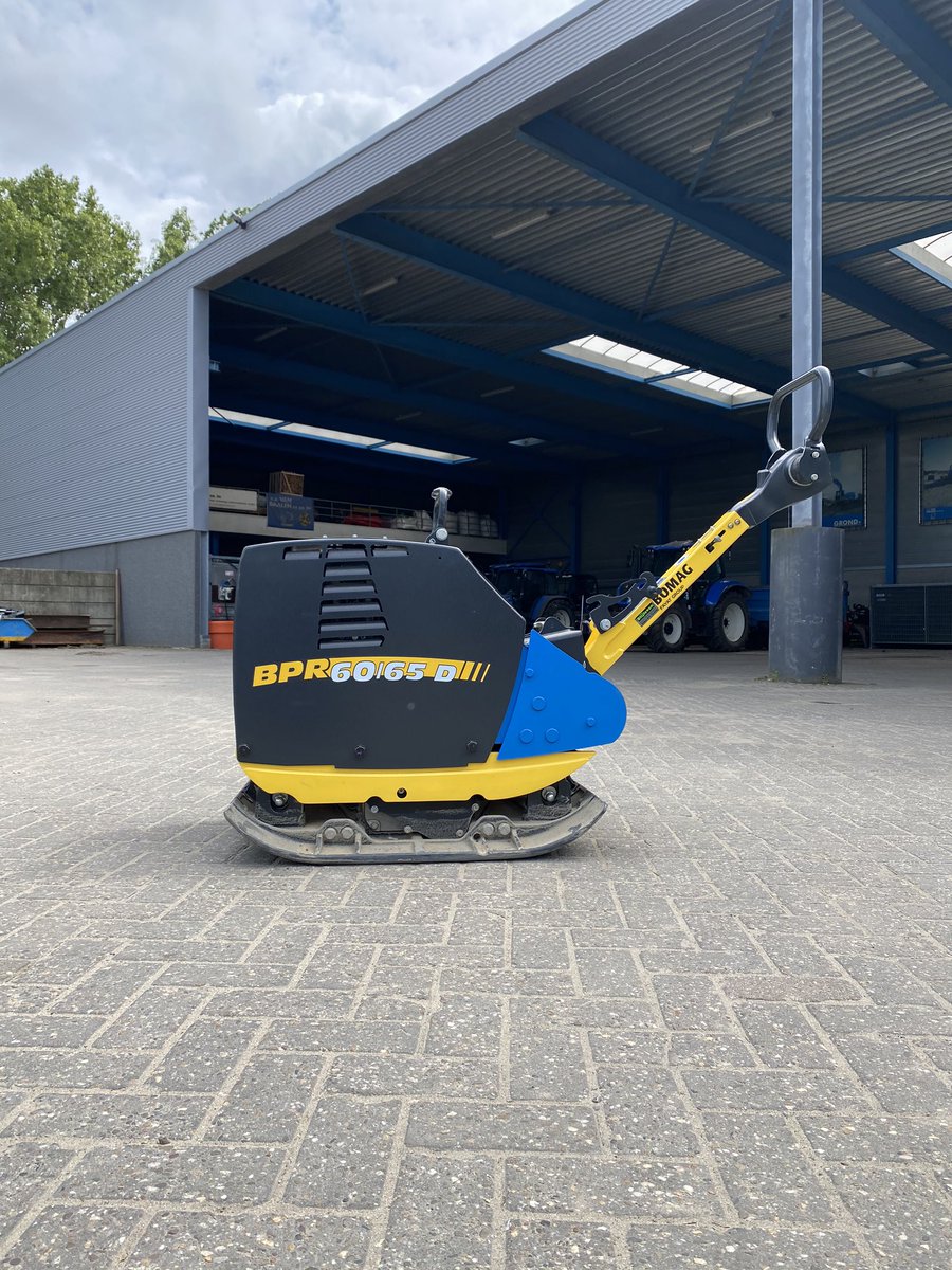 KAvanDaalenZn's tweet photo. Afgelopen tijd bij ons afgeleverd: 
Een 6 tons trilplaat door @ABlijlevenBV 
Een snelverkeer schaftwagen van #Harmsen
Een #Kubota KX19 van #Meerman  met daarbij een aanhangwagen. 
Zo streven wij ernaar om een modern assortiment machines en toebehoren te leveren. #goedvoormekaar https://t.co/7kBxrJer1s