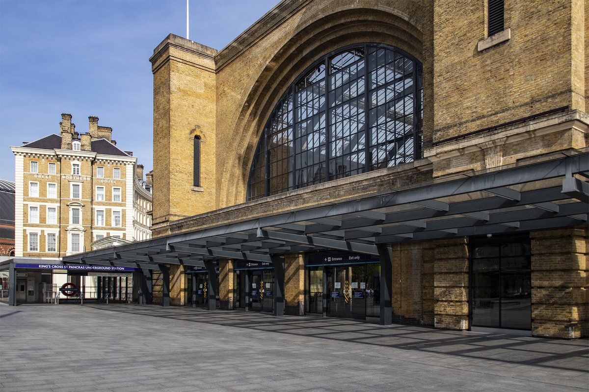 No last-minute dashes from the Tube to catch a train north out of King's Cross.  #SilentCity  #StreetPhotgraphy