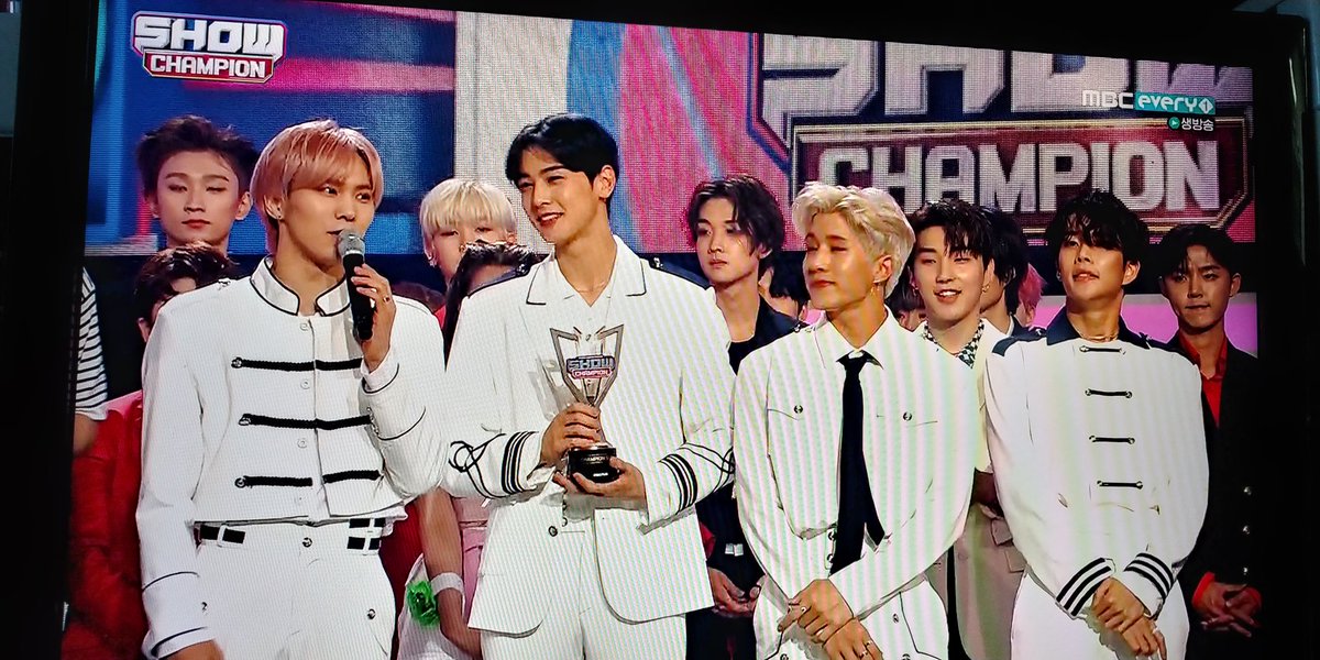 ggung_rabbit's tweet photo. 🎉아스트로 쇼챔피언 1위 한날🎉👑

2020.05.13 널 찾아가 Knock
우리 별둥이들 1위한거 너무너무 축하해!!!!
행복해서 우는 모습보니까 기분이 너무 좋다ㅠㅠ 앞으로도 우리 별둥이들 앞에 트로피길만 가득하길🌟👑👑👑👑
#아스트로 #널찾아가 #Knock
#쇼챔피언 #1위 #ASTRO_Knock1stwin https://t.co/VS01ydUcqG