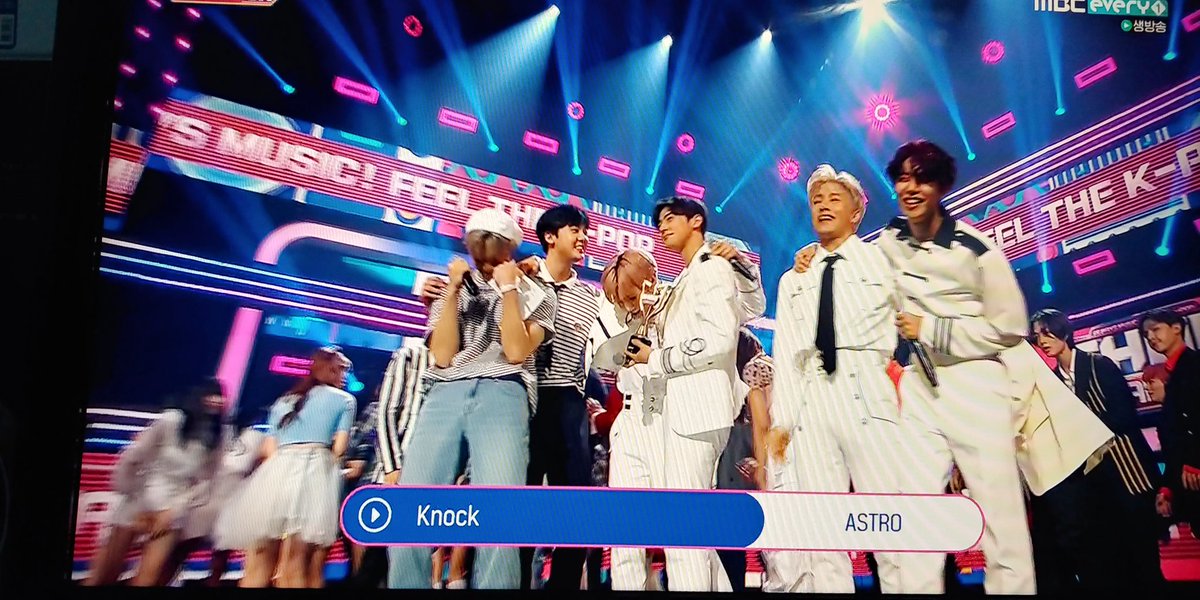 ggung_rabbit's tweet photo. 🎉아스트로 쇼챔피언 1위 한날🎉👑

2020.05.13 널 찾아가 Knock
우리 별둥이들 1위한거 너무너무 축하해!!!!
행복해서 우는 모습보니까 기분이 너무 좋다ㅠㅠ 앞으로도 우리 별둥이들 앞에 트로피길만 가득하길🌟👑👑👑👑
#아스트로 #널찾아가 #Knock
#쇼챔피언 #1위 #ASTRO_Knock1stwin https://t.co/VS01ydUcqG