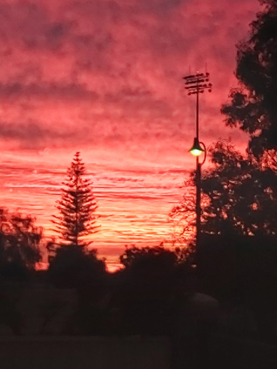 WennMayne's tweet photo. Earth is speaking to us!
Tonight's sunset, from our home. 
So stunning, changing colours in seconds (No filter). https://t.co/ftAA6Z1ICt