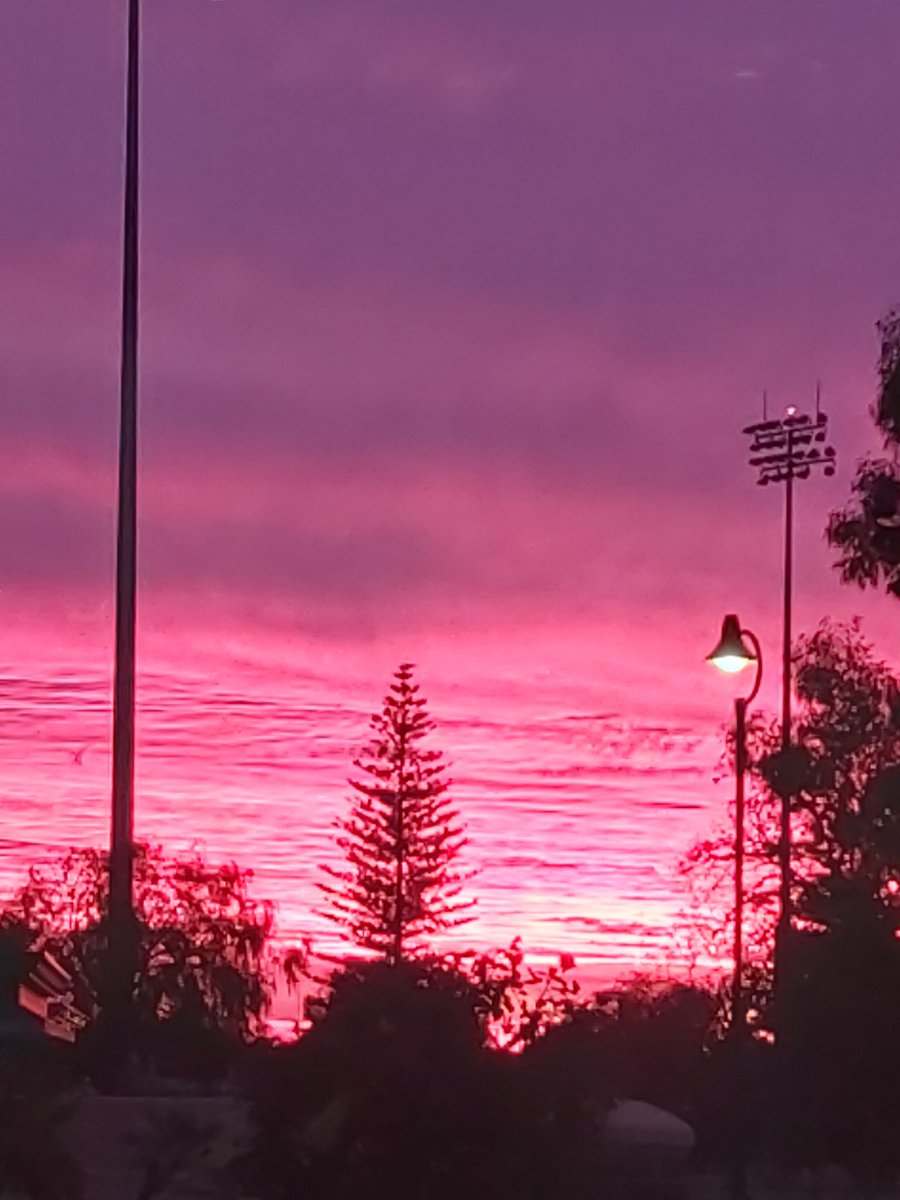 WennMayne's tweet photo. Earth is speaking to us!
Tonight's sunset, from our home. 
So stunning, changing colours in seconds (No filter). https://t.co/ftAA6Z1ICt