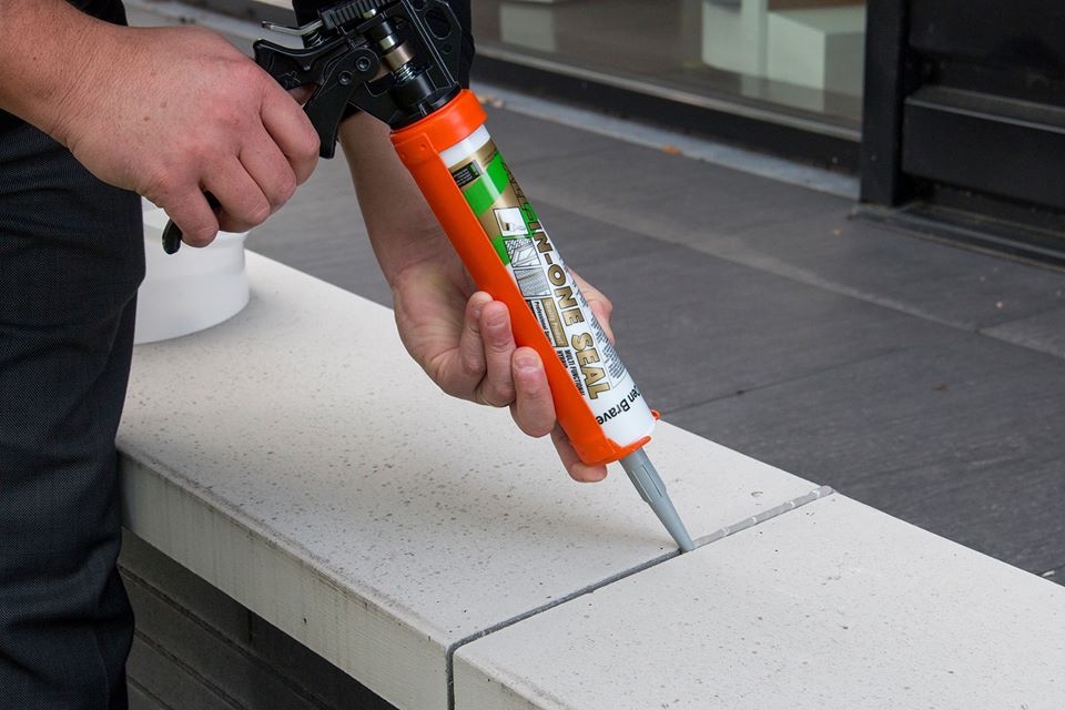 Aansluitvoegen, dilatatievoegen, topafdichting in beglazing, perfect overschilderbaar, goed uv-, weer- en waterbestendig: De Zwaluw All-In-One Seal is universeel inzetbaar. 1 koker, ontelbare klussen.