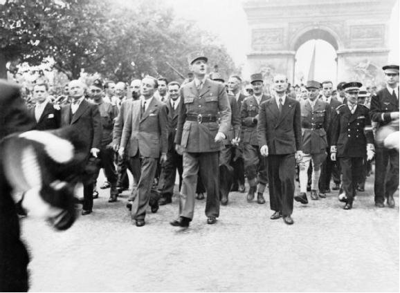 Le Ministre en question est Alexandre Parodi (à droite de De Gaulle sur la photo). Le soldat est Pierre Laroque. Tous deux, avant de passer dans la Résistance à l’automne 1940, se sont rencontrés au cabinet de René Belin, Ministre du Travail dans le 1er gouvernement de Vichy