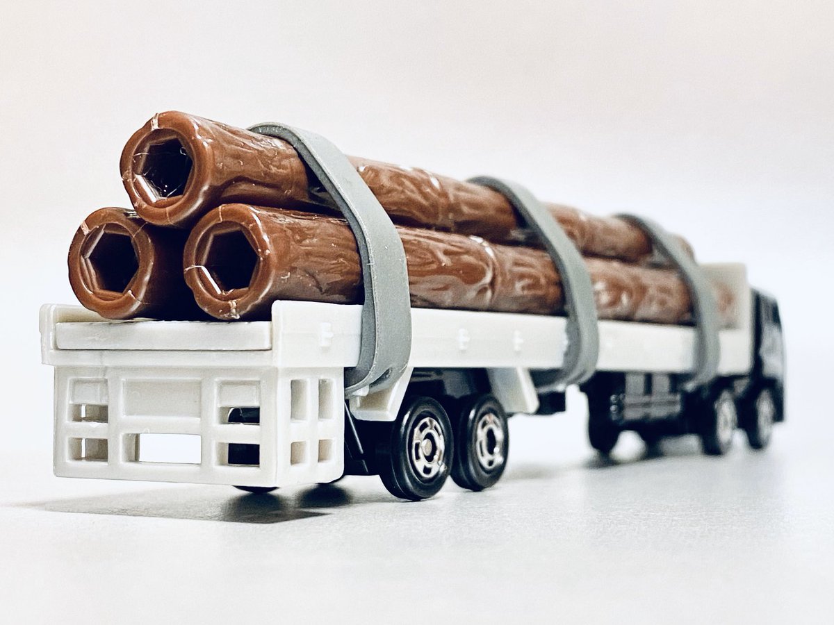 フォンティエ A Twitter いすゞ ギガ 木材運搬車 ロングトミカらしいダイナミックな商品構成 木材を大量に欲しい人におすすめ 黒のトレーラーヘッドも迫力ありますね 木材は樹脂製ベルトで固定出来ますが 長期保存時の耐久性が心配になるやつ なお初版の